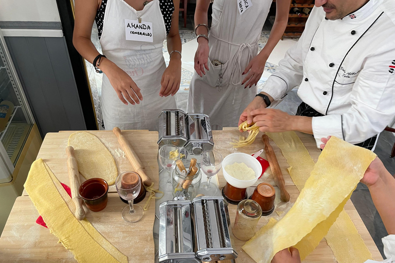 佛罗伦萨：意面制作课程，含晚餐、葡萄酒和... 唱歌！佛罗伦萨：意面制作课程，含晚餐、葡萄酒...还有歌唱！