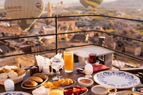 Frühstück in Kappadokien auf der Teppich-Terrasse mit Ballons