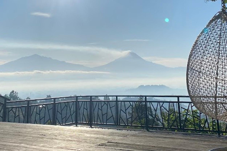 Wschód słońca w Borobudur na wzgórzu Stumbu, Borobudur i świątyni Mendut