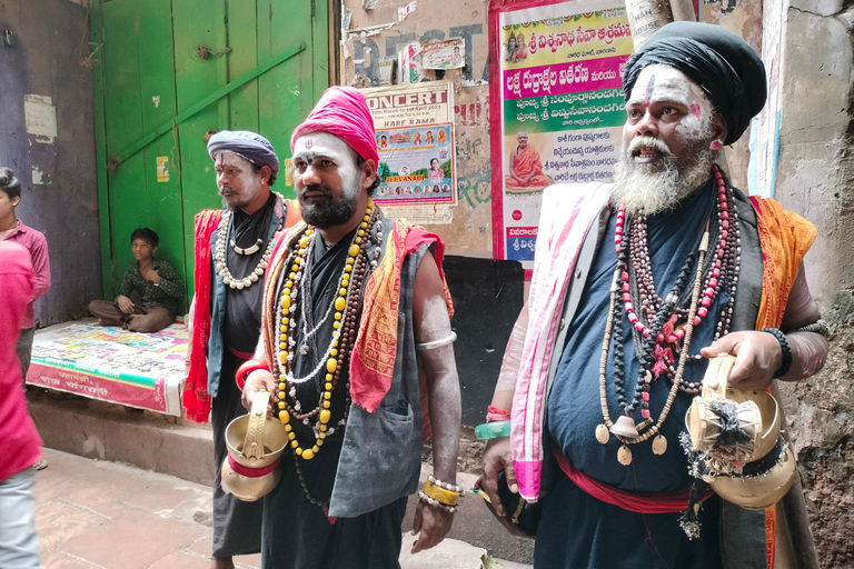 Pintu turistguide på spanska och engelska i Varanasi / BenaresPASEO EN BARCA POR EL RIO ATARDECER, CREMACIÓN Y CEREMONIA