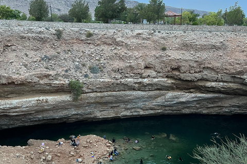 Muscat: Wadi Shab Hike and Bimmah Sinkhole Tour with Lunch Muscat: Wadi Shab Hike and Bimmah Sinkhole Tour with Lunch