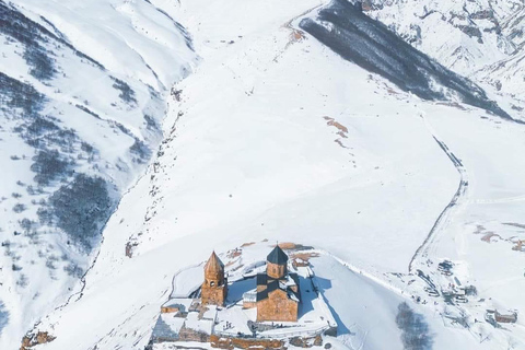 Wycieczka po Kazbegi . Twierdza Ananuri . Ośrodek narciarski Gudauri