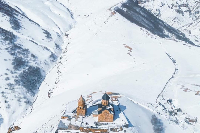 Wycieczka po Kazbegi . Twierdza Ananuri . Ośrodek narciarski Gudauri