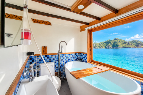 Labuan Bajo: 3-Day Komodo Sailing Luxury Boat with All Fees Deluxe Boat - Private Standar Room (2pax/room)