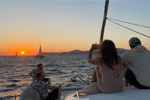 Santorini: Crucero en velero al atardecer, con cena y bebidas