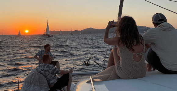 Santorini: Sunset Sailing Cruise, with Dinner and Drinks