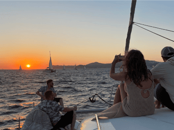 Santorini: Seglingskryssning i solnedgången, med middag och dryck