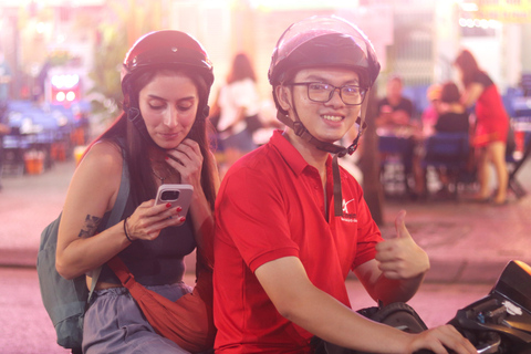 Ho-Chi-Minh-Stadt: Vintage-Vespa-Nachtleben-TourTreffpunkt für Gäste, die außerhalb von Distrikt 1, 3 und 4 wohnen