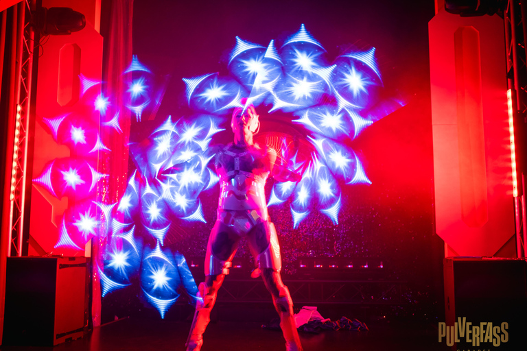 Hamburg: Spaceship Cabaret Ticket at Pulverfass Cabaret