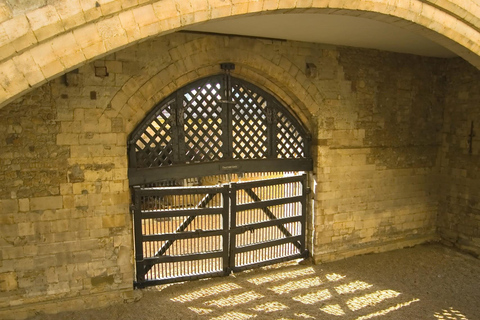 Tour della Torre di Londra con guida privata, biglietti e servizio di prelievoTour della Torre di Londra con guida privata, biglietti, ritiro