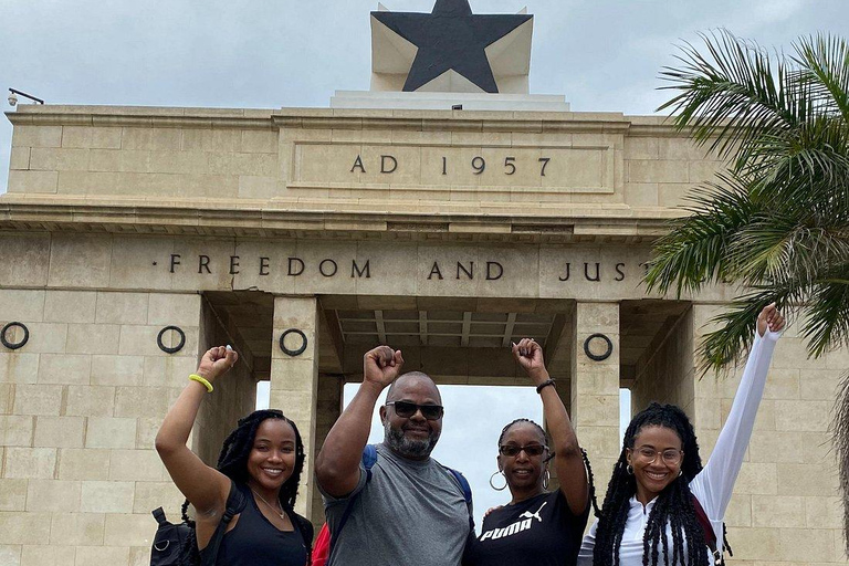 Accra: Guided City Tour with Beach Visit