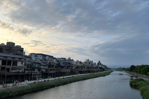 Kyoto : Visite à pied de Gion et des geishas en soiréeVisite privée