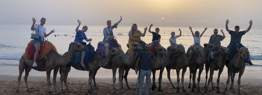 Grottes, coucher de soleil, balade à dos de chameau avec vue sur la plage et dîner barbecue