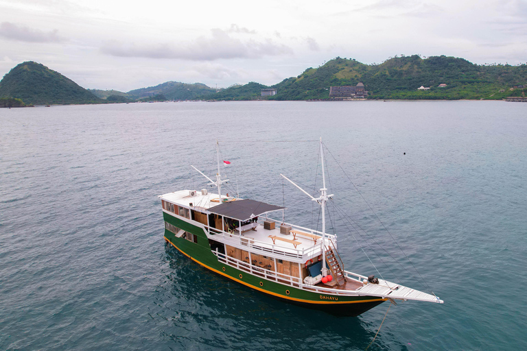 Komodo Dragon Expedition: 3D2N Private/Open Trip Liveaboard 3D2N Open Trip Private Room