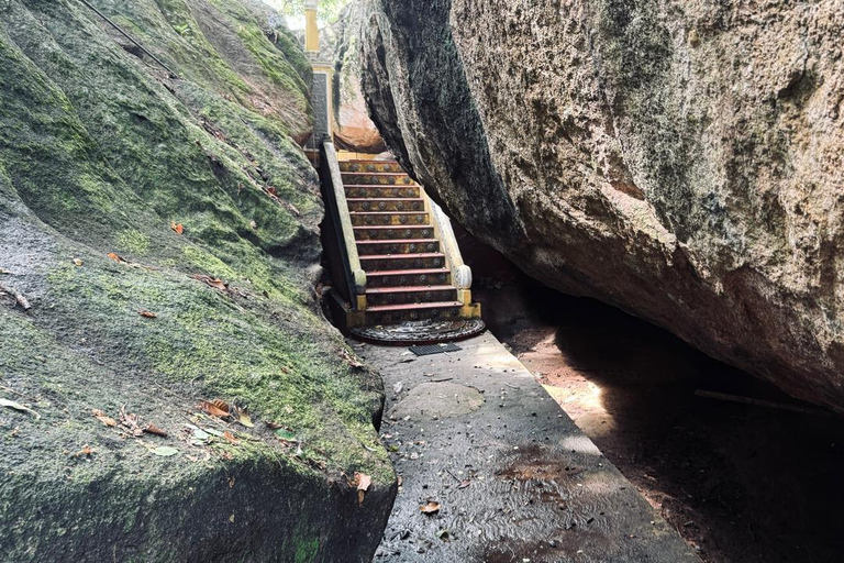 From Colombo: Gampaha District Temples & Jungle Hike Tour