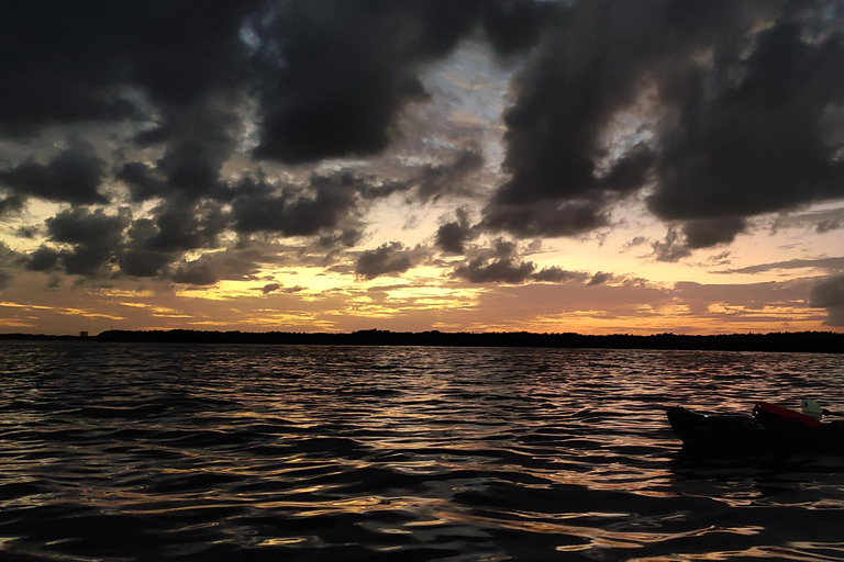 Coucher de soleil en kayak dans la lagune Nichupte par WayakCoucher de soleil en kayak dans la forêt de Magroves par Wayak