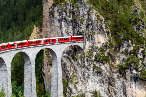 Da Milano: Tour guidato sul treno del Bernina a St. MoritzDa Milano: Tour guidato con il treno del Bernina a St. Moritz