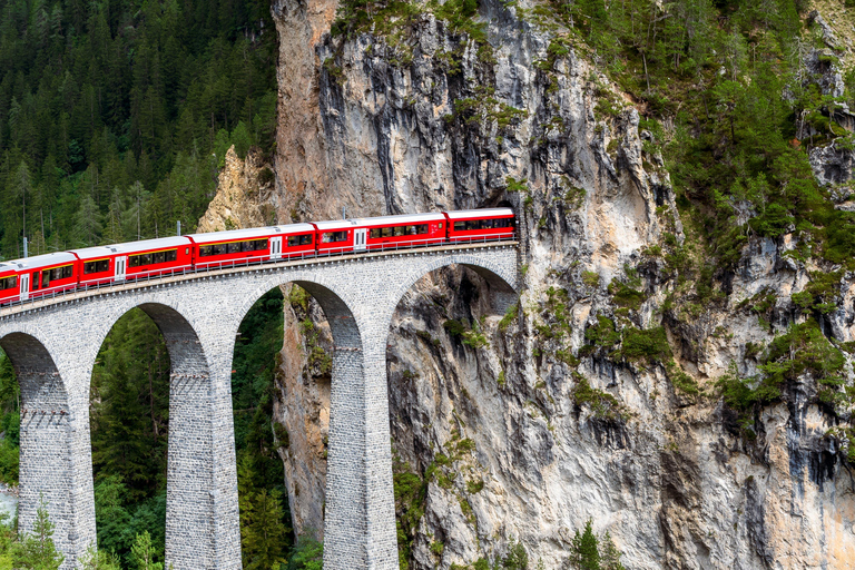 Da Milano: Tour guidato sul treno del Bernina a St. MoritzDa Milano: Tour guidato con il treno del Bernina a St. Moritz