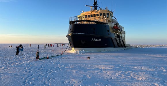 Ab Rovaniemi: Eisbrecherfahrt mit Ice Floating