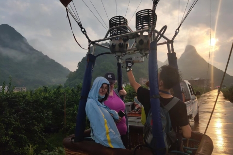 Yangshuo Heißluftballonfahrt Sonnenaufgang Erlebnis TicketPrivate Ballonfahrt für 1-2 Personen (Abfahrt von Guilin)