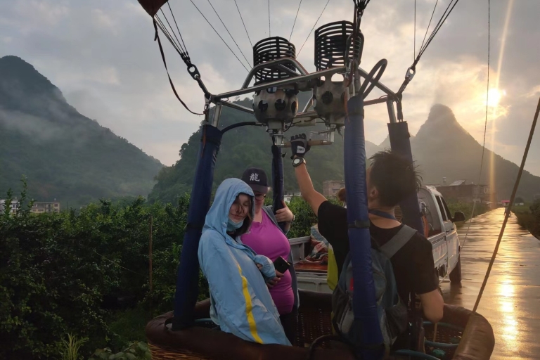 Billet pour l'expérience du lever du soleil en montgolfière à YangshuoVol privé en montgolfière pour 1 à 2 personnes (départ de Guilin)