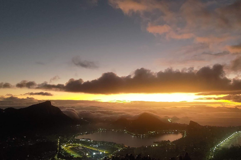Rio de Janeiro: Morro Dois Irmãos Sunrise Hike Rio de Janeiro: Morro Dois Irmãos Sunrise Hike & Favela Tour