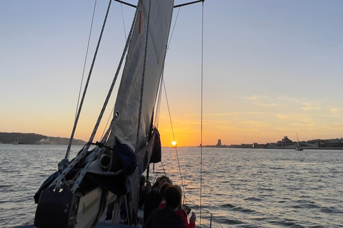 Lisboa:Sunset Sailing Tour at Tagus River with welcome drink