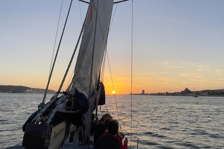 Lisboa:Sunset Sailing Tour at Tagus River with welcome drink