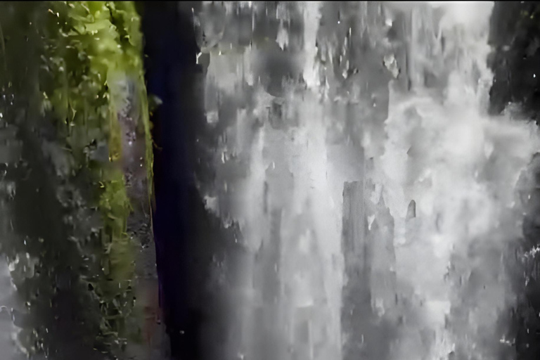 Ritual Melukat en la cascada de Taman Beji Griya