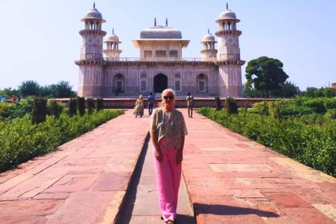 Von Delhi: Taj Mahal, Agra Tagestour mit dem Auto am selben TagTagesausflug von Delhi - Auto, Reiseführer, Eintrittskarten für Sehenswürdigkeiten und Mittagessen