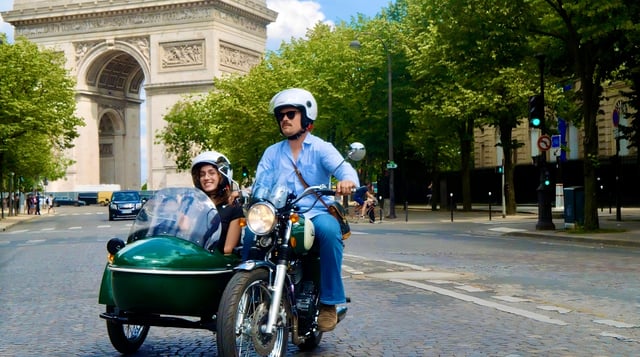 Parigi: Tour guidato in auto con bottiglia di Champagne