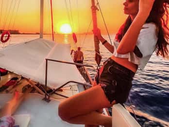Ciudad de Rodas: Crucero en barco al atardecer con bebidas y aperitivos
