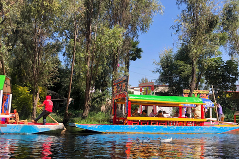&quot;Flytande fiesta i Xochimilco: kanaler, tequila och tradition&quot;.