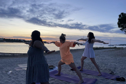 Cours privé de yoga sur la plage d&#039;Ibiza avec des amisYoga sur la plage d&#039;Ibiza avec des amis