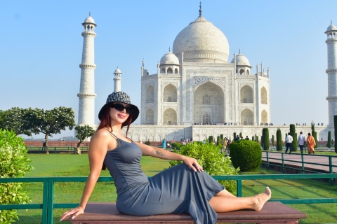 Z Delhi: odwiedź Taj Mahal podczas wycieczki o zachodzie słońca i AgraSamochód z kierowcą i prywatnym przewodnikiem