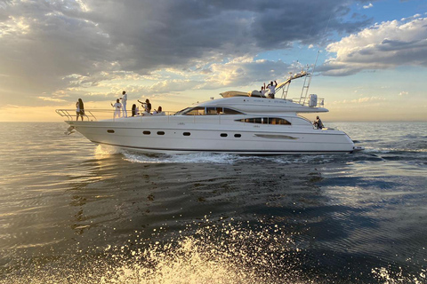 Cape Town: 3-Hour Private Luxury Yacht Charter with Drinks