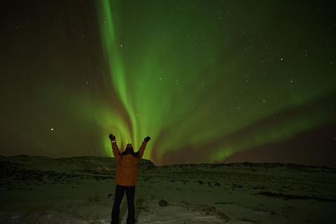 Reykjavik: Tour dell&#039;aurora boreale in minibus con cioccolata calda