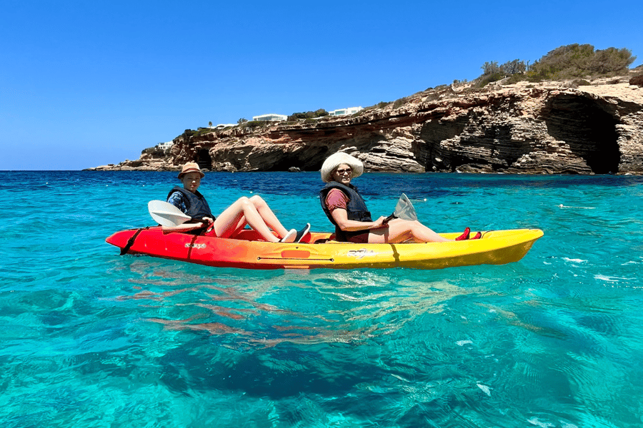 Ibiza: Kajakfahren & Schnorcheln in Meereshöhlen und kristallklarem Wasser. Foto: GetYourGuide