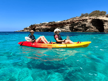 Ibiza: Wycieczka do jaskini morskiej z kajakiem i nurkowaniem z rurką z przewodnikiem