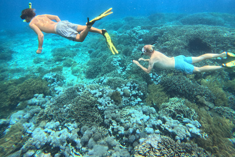 Blue Lagoon Snorkeling Tour particular em um barco com deckBarco privativo no deque ao sol Ponto de encontro para mergulho com snorkel na Lagoa Azul