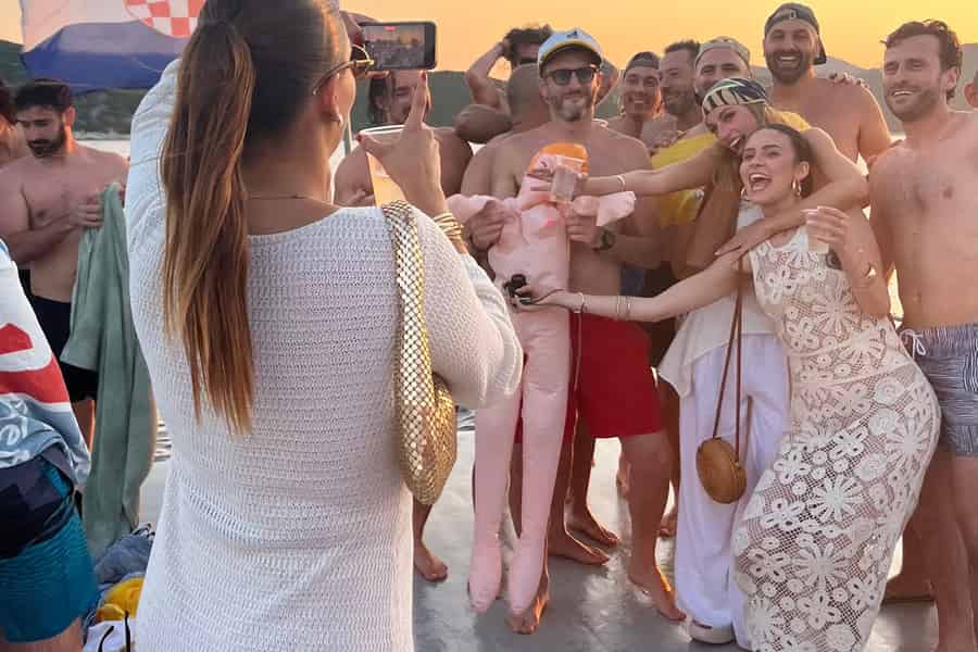 Bootsparty bei Sonnenuntergang in Dubrovnik • DJs, kostenloses Getränk & Eintritt in den Club ★. Foto: GetYourGuide