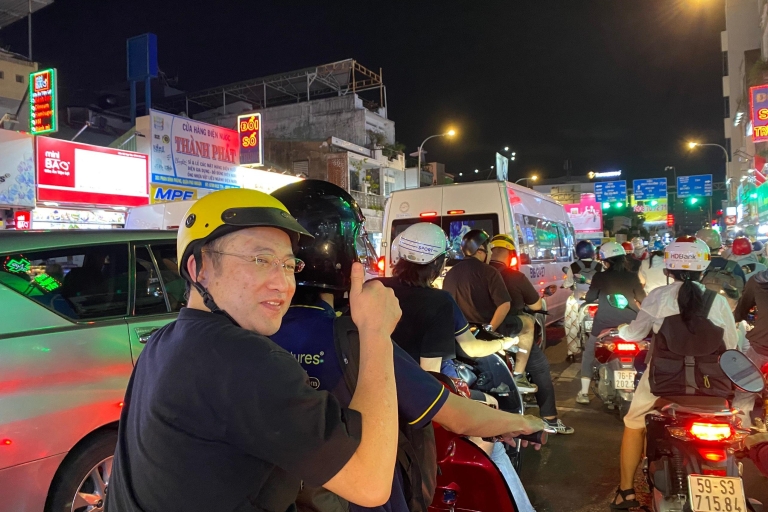 Saigon Sightseeing und Verkostung von neun lokalen Gerichten mit dem ScooterSaigon bei Nacht und lokale Verkostungen mit dem Scooter
