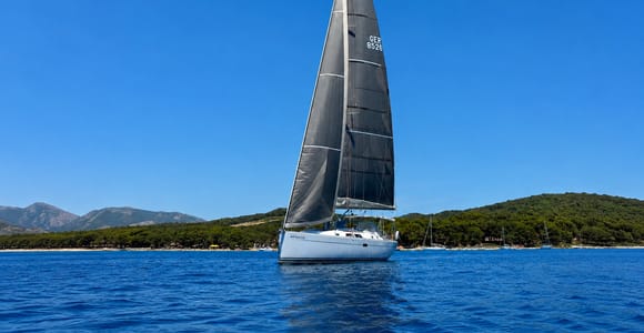 Pula: Private Sailing Tour with Tapas, Drinks and Swim Stops