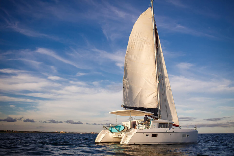 Dîner romantique tout compris à bord d'un luxueux yachtDîner romantique Catamaran 42' Lagoon