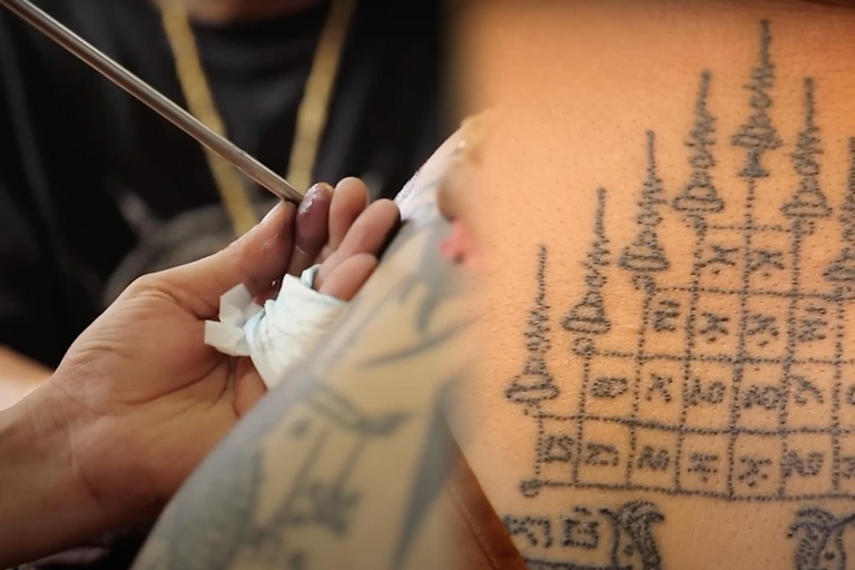 Tatuagem Sak Yant à mão no Wat Bang Phra e Bênção Dourada