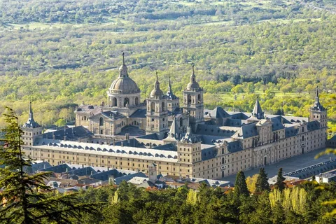 Från Madrid: Resa till El Escorial, Valle de los Caídos och Segovia