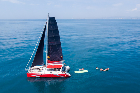 Barcelona: Catamaran cruise overdag of bij zonsondergang met drankjeZonsondergang: boottocht op een catamaran met een kleine groep