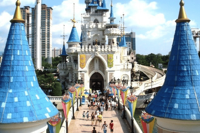 Seoul: Lotte World 1 Day Pass & Magic Pass 3