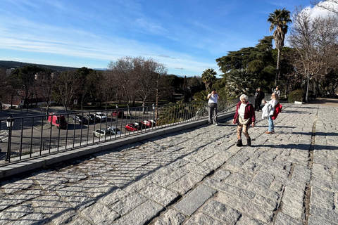 Madrid: Private Tuk Tuk Tour with Expert Guide and Panoramic Views The Classics Tour ~ Discover Madrid in 60 minutes from your STARTING POINT!