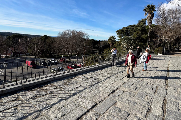 Madrid: Private Tuk Tuk Tour with Expert Guide and Panoramic Views The Classics Tour ~ Discover Madrid in 60 minutes from your STARTING POINT!